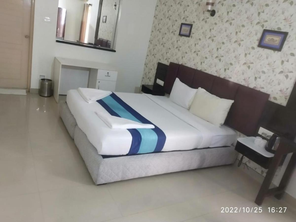 The Green Path Eco Hotel Bangalore Bagian luar foto