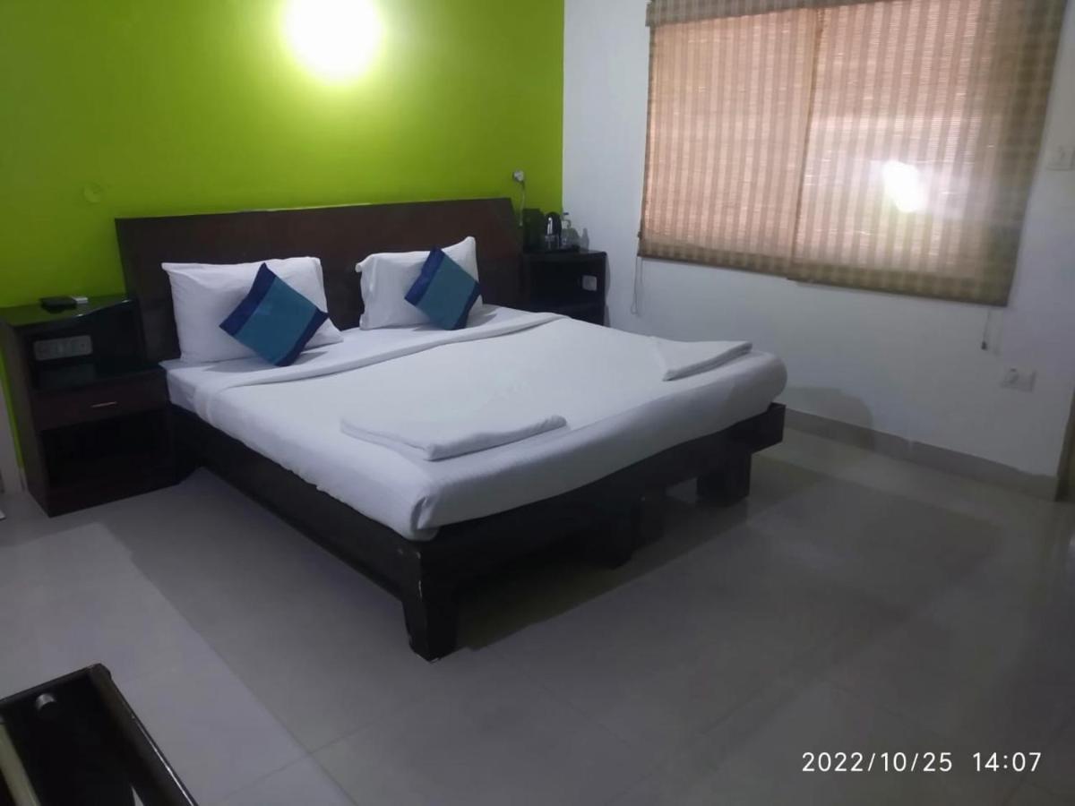 The Green Path Eco Hotel Bangalore Bagian luar foto
